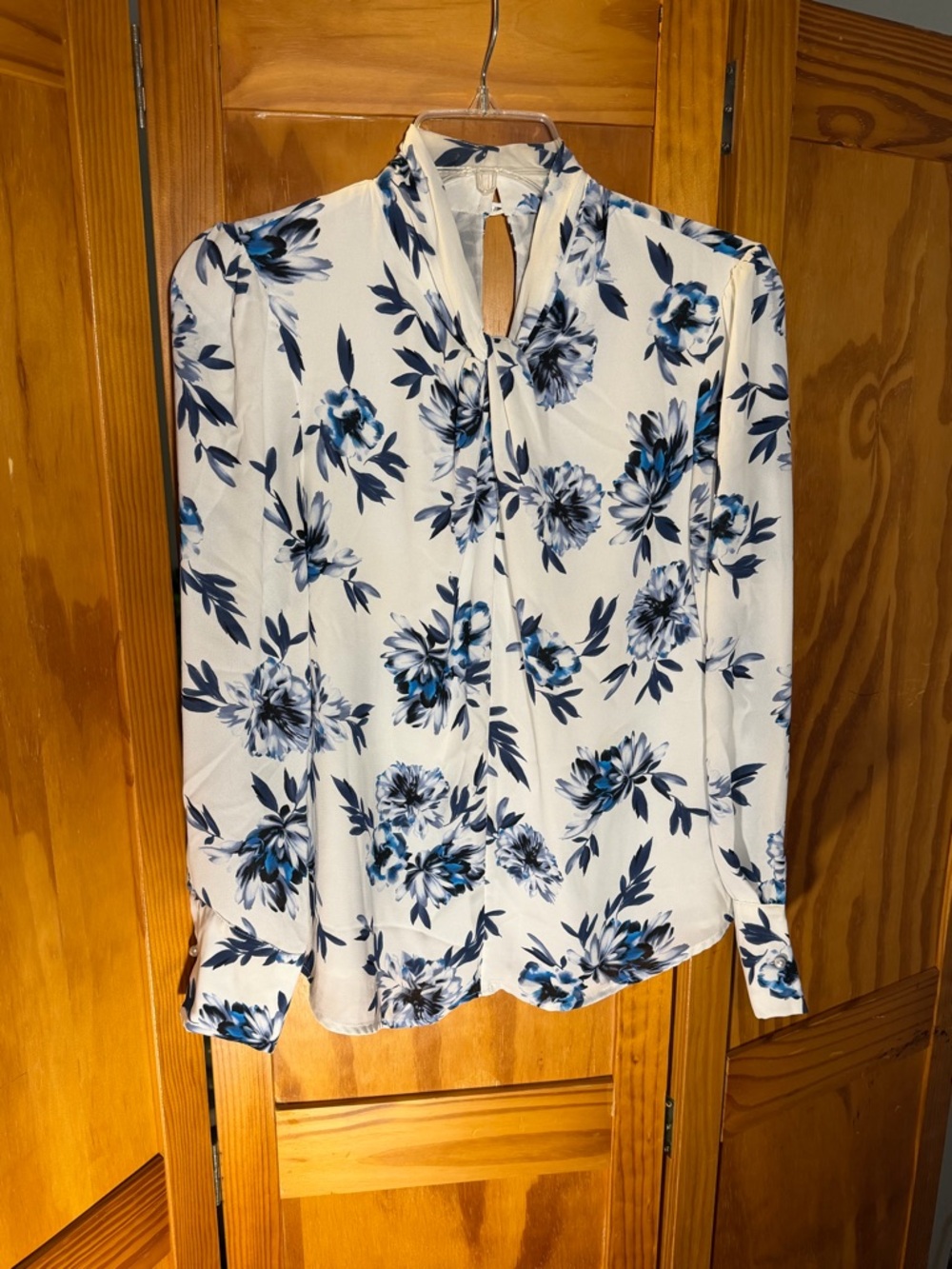 White House Black Market White and Blue Floral Blouse | Size 6P